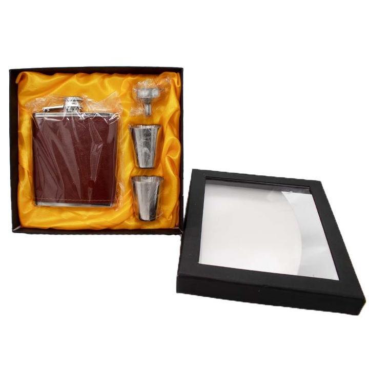 Set pentru barbati, 4 piese, sticla metalica imbracata in piele ecologica, doua pahare metalice si palnie, 19 x 17 cm, Maro