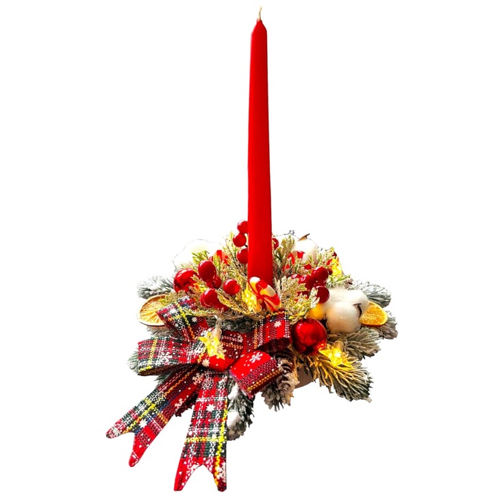 Karácsonyi asztali elrendezés, led fényekkel, műfenyő ágakkal, havas megjelenéssel, díszekkel, piros gyertyával, 28 cm
