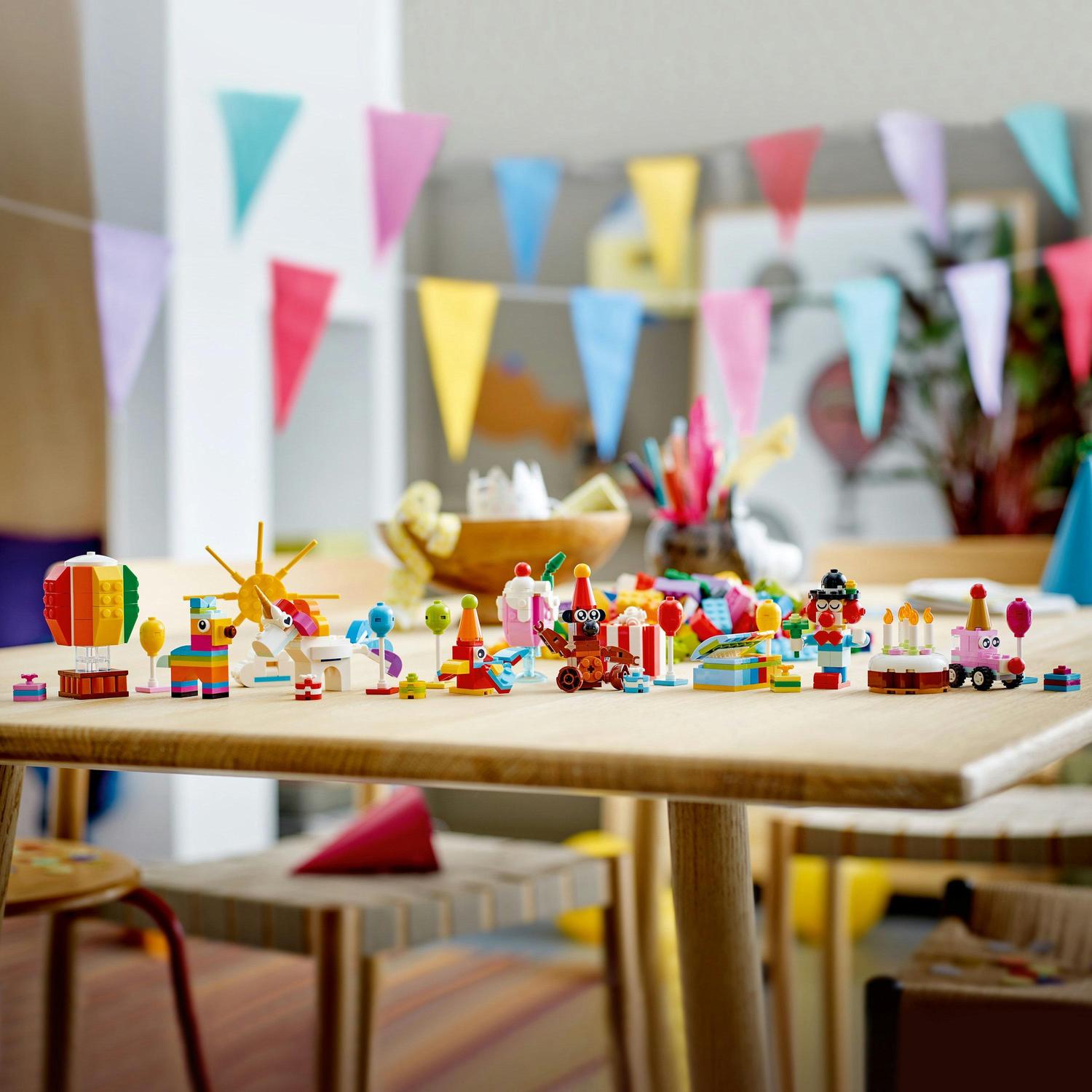 LEGO® Classic - Cutie de petrecere creativa 11029, 900 piese - eMAG.ro