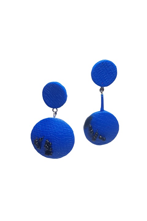 Cercei asimetrici rotunzi modelati manual din argila polimerica si margele nisip, Albastru_Negru