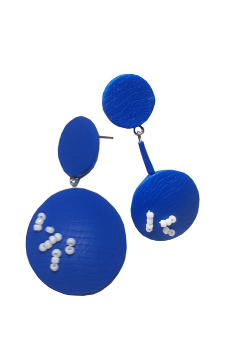 Cercei asimetrici rotunzi modelati manual din argila polimerica si margele nisip, Albastru_Alb