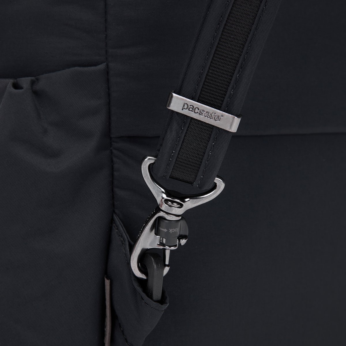 Rucsac antifurt Pacsafe Citysafe CX 17L, din nailon, de culoare neagra, pentru laptop de 13 inch, 39x28x16 cm. Ideal pentru calatorii si oras, cu tehnologie avansata antifurt