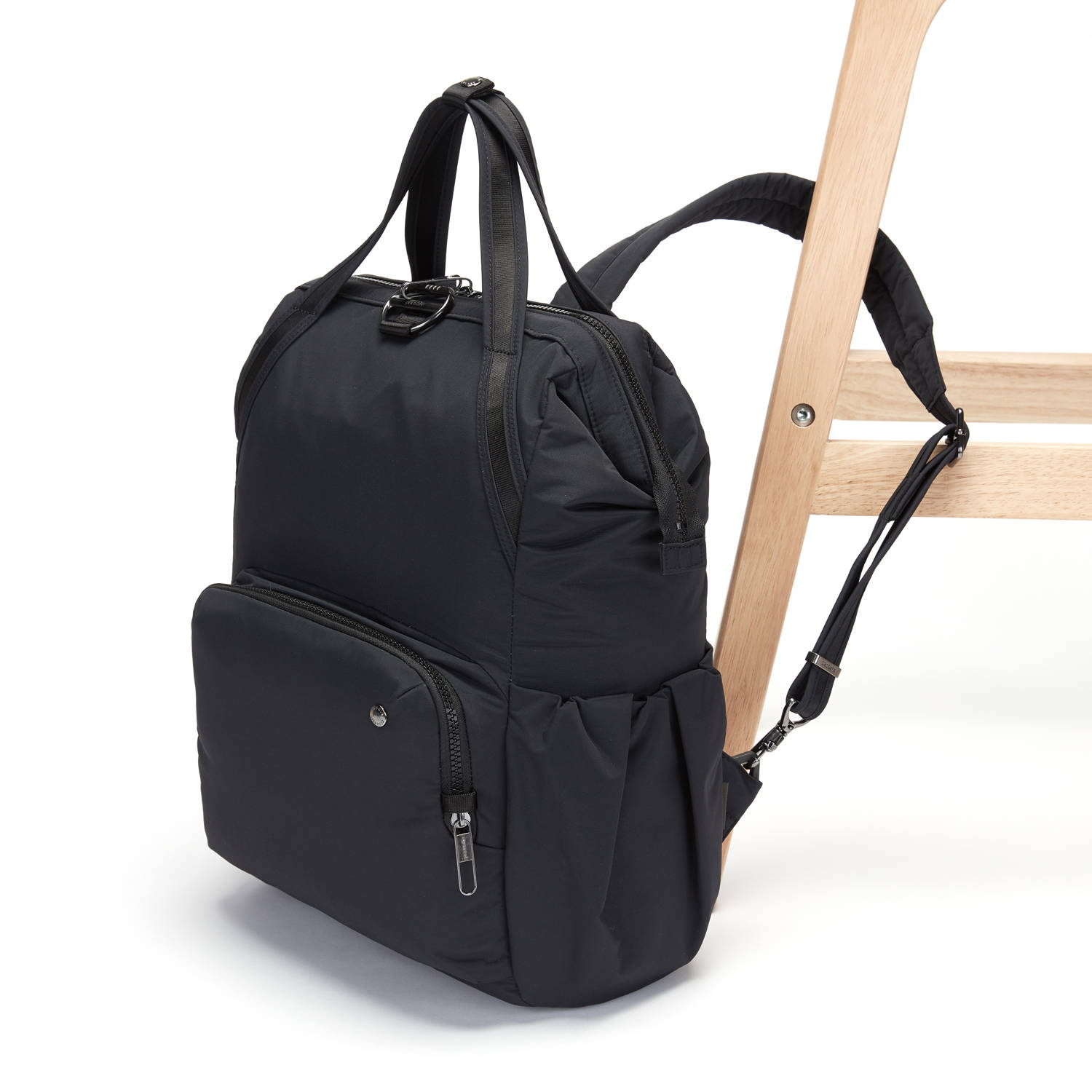 Rucsac antifurt Pacsafe Citysafe CX 17L, din nailon, de culoare neagra, pentru laptop de 13 inch, 39x28x16 cm. Ideal pentru calatorii si oras, cu tehnologie avansata antifurt