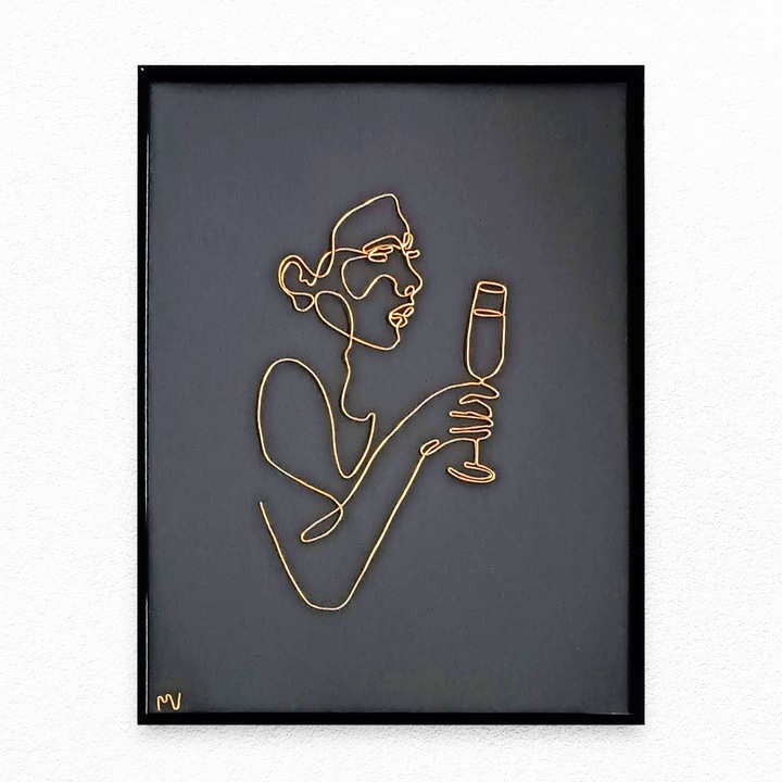 Tablou sculptura in fir continuu de sarma placata cu aur, fata cu pahar, 30x40 cm