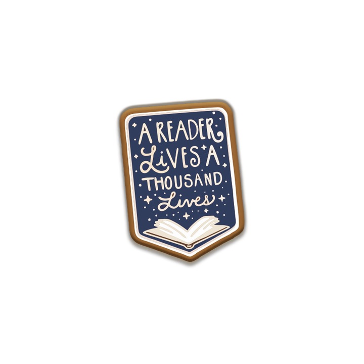 Insigna din lemn cu brosa A reader lives a thousand lives, multicolor, 3 cm