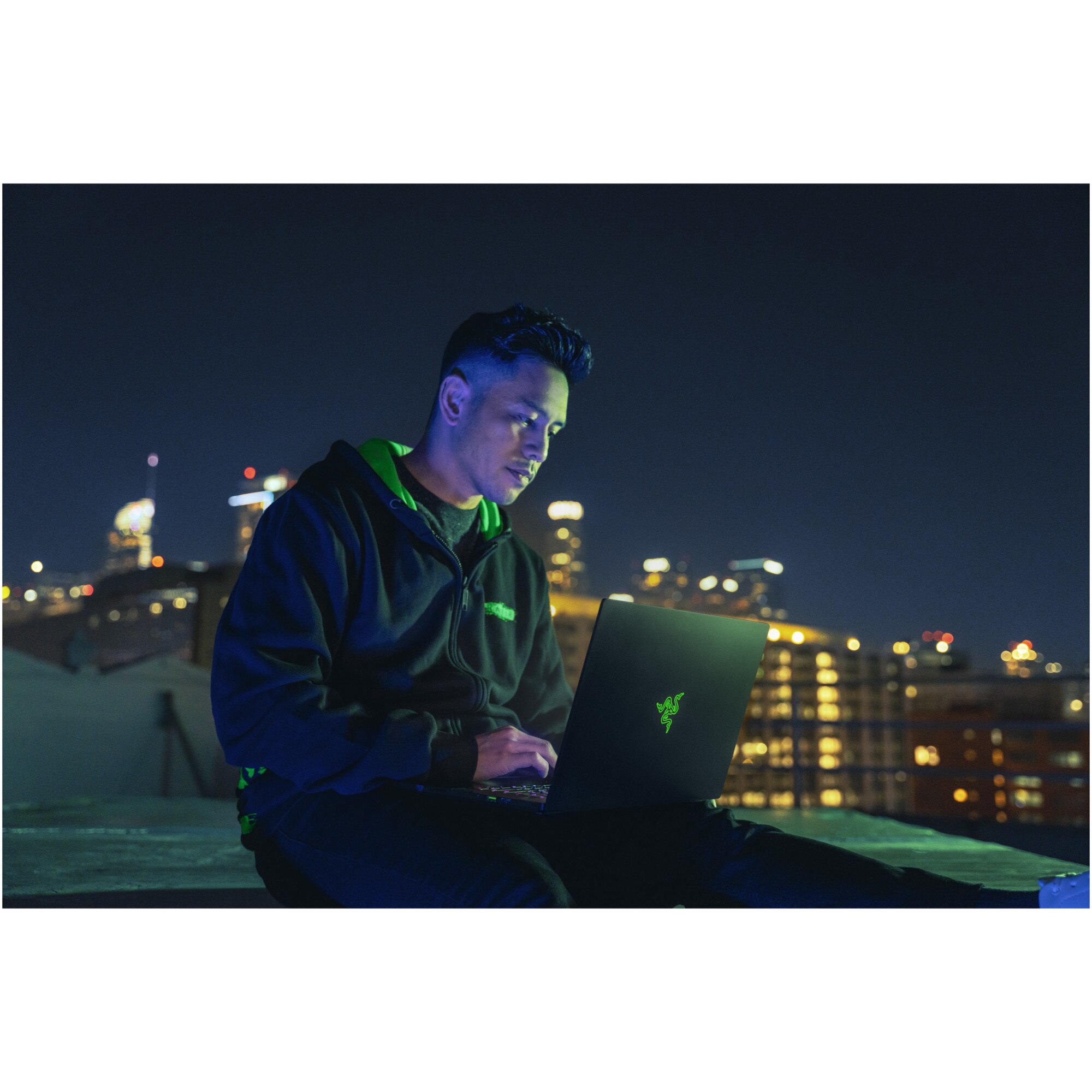 Laptop Gaming Razer Blade 15 cu procesor Intel® Core™ i7-12800H pana la 4.8 GHz, 15.6", QHD, 240Hz, 16 GB DDR5, 1TB SSD, NVIDIA® GeForce RTX™ 3060 6GB GDDR6, Windows 11 Home, Black