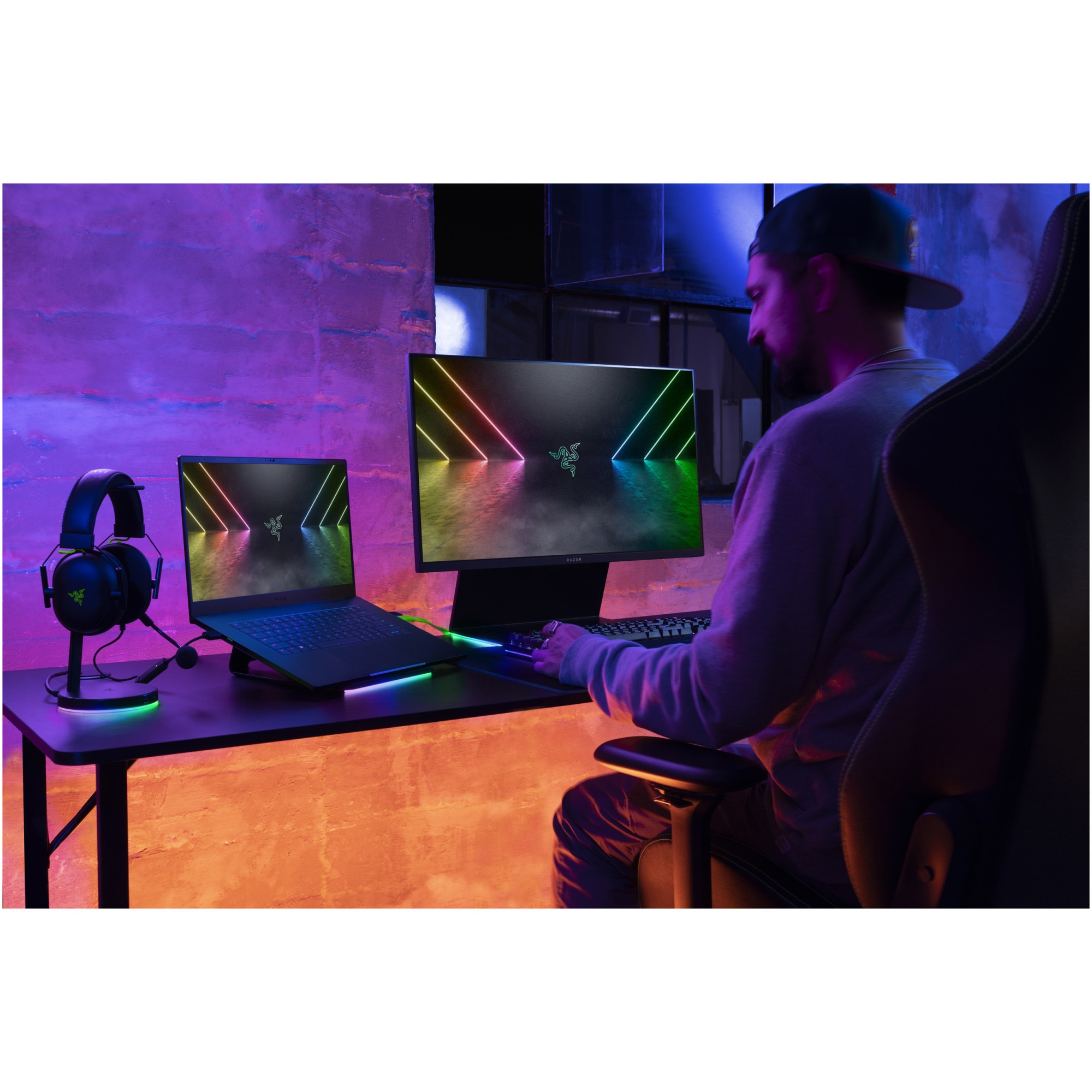 Laptop Gaming Razer Blade 15 cu procesor Intel® Core™ i7-12800H pana la 4.8 GHz, 15.6", QHD, 240Hz, 16 GB DDR5, 1TB SSD, NVIDIA® GeForce RTX™ 3060 6GB GDDR6, Windows 11 Home, Black