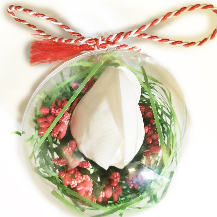 Martisor Aranjament Floral Lalea Alba in Glob de sticla, VisionXXI