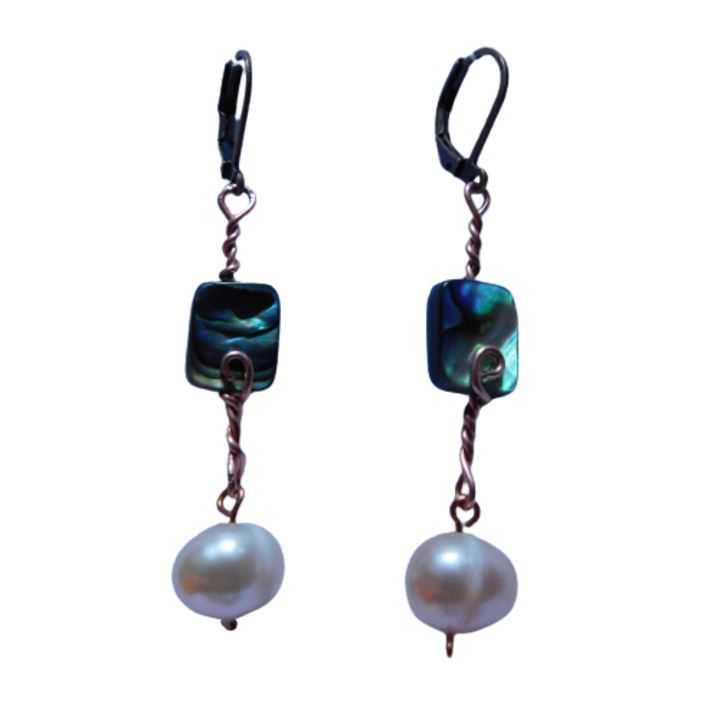 Cercei din cupru cu scoici paua si perle