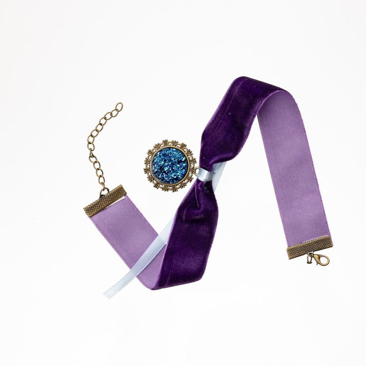 Choker Ice Queen, Mov