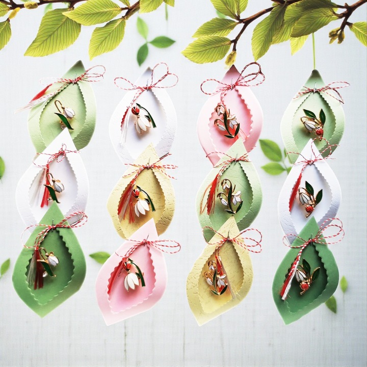 Set 12 Martisoare tip Brosa, "Grup de Ghiocei", pe cutie de carton, Diverse modele, VisionXXI