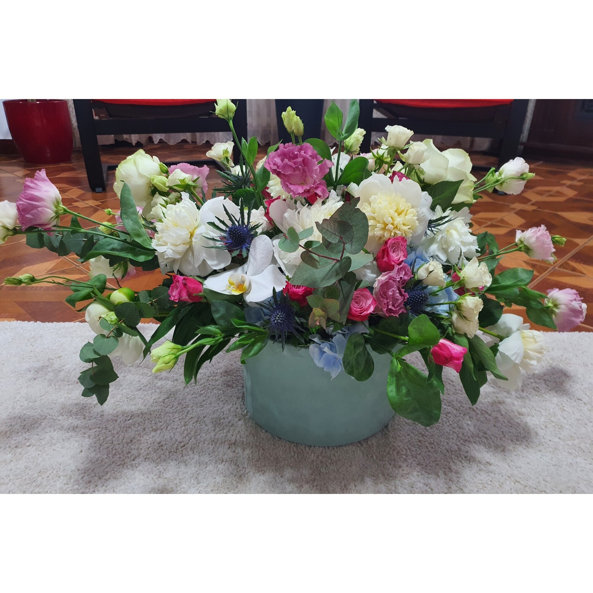 Aranjament floral cu 7 trandafiri, 7 bujori, 15 lisianthus, 5 eryngium