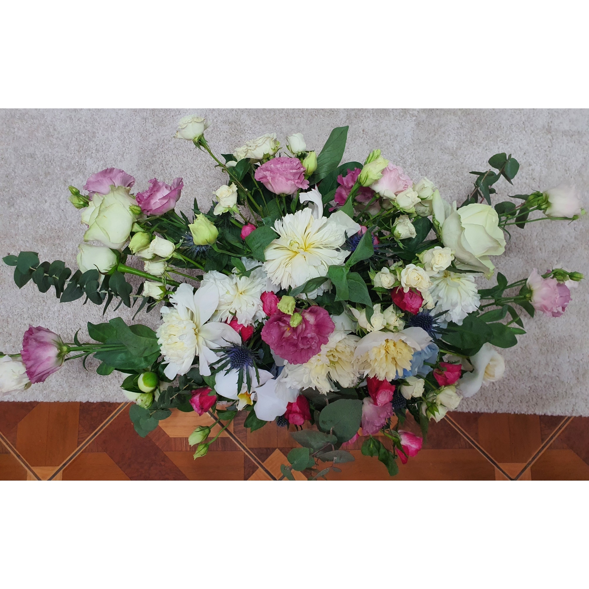 Aranjament floral cu 7 trandafiri, 7 bujori, 15 lisianthus, 5 eryngium