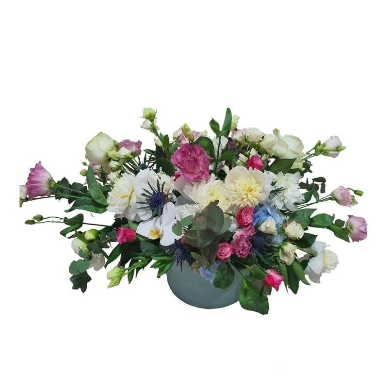 Aranjament floral cu 7 trandafiri, 7 bujori, 15 lisianthus, 5 eryngium