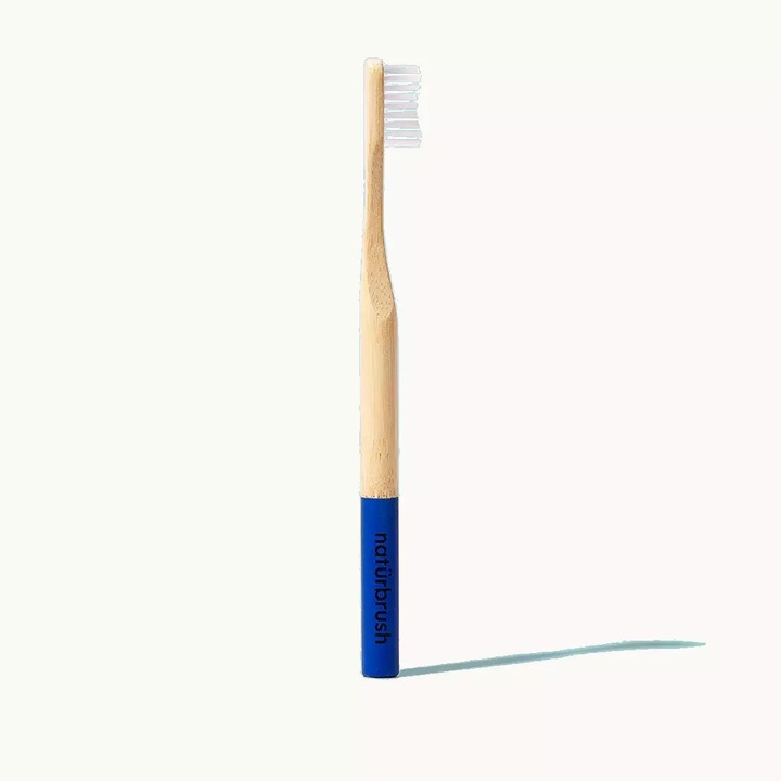 Антибактериална четка за зъби за възрастни, NaturBrush, от биоразградим бамбук, синя