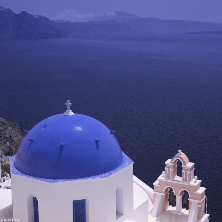 Poster perete, Zakito Posters, 20x20cm Cupola bisericii de pe stancile insulei Santorini, Assaf Frank