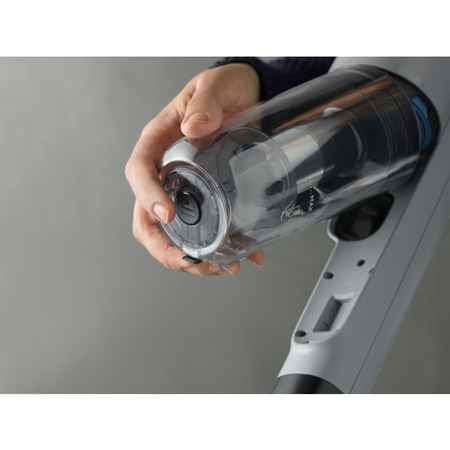 Aspirator vertical multifunctional Electrolux Seria700 EP71HB14UV, 150W, 4000 mAh Li-Ion, autonomie max 50 min, perie motorizata multi-suprafete PowerPro cu LED, tehnologie BrushRollClean automata,perie MINI Turbo cu lumina UV pentru saltele/canapele, alb