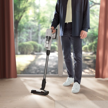 Aspirator vertical multifunctional Electrolux Seria700 EP71HB14UV, 150W, 4000 mAh Li-Ion, autonomie max 50 min, perie motorizata multi-suprafete PowerPro cu LED, tehnologie BrushRollClean automata,perie MINI Turbo cu lumina UV pentru saltele/canapele, alb