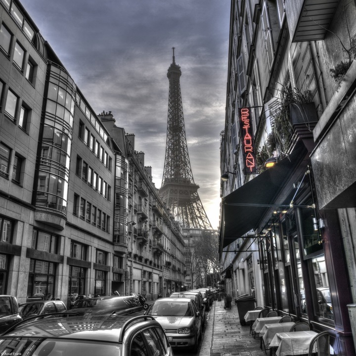 Poster perete, Zakito Posters, 30x30cm Turnul Eiffel de pe o strada din oras, Assaf Frank