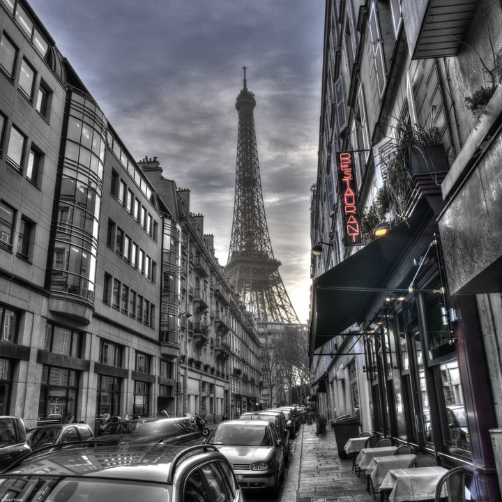 Poster perete, Zakito Posters, 40x40cm Turnul Eiffel de pe o strada din oras, Assaf Frank