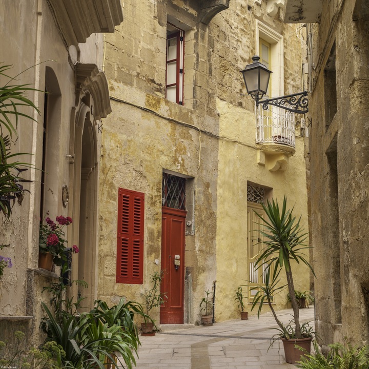 Poster perete, Zakito Posters, 40x40cm O strada ingusta printre casele traditionale malteze din Birgu, Assaf Frank