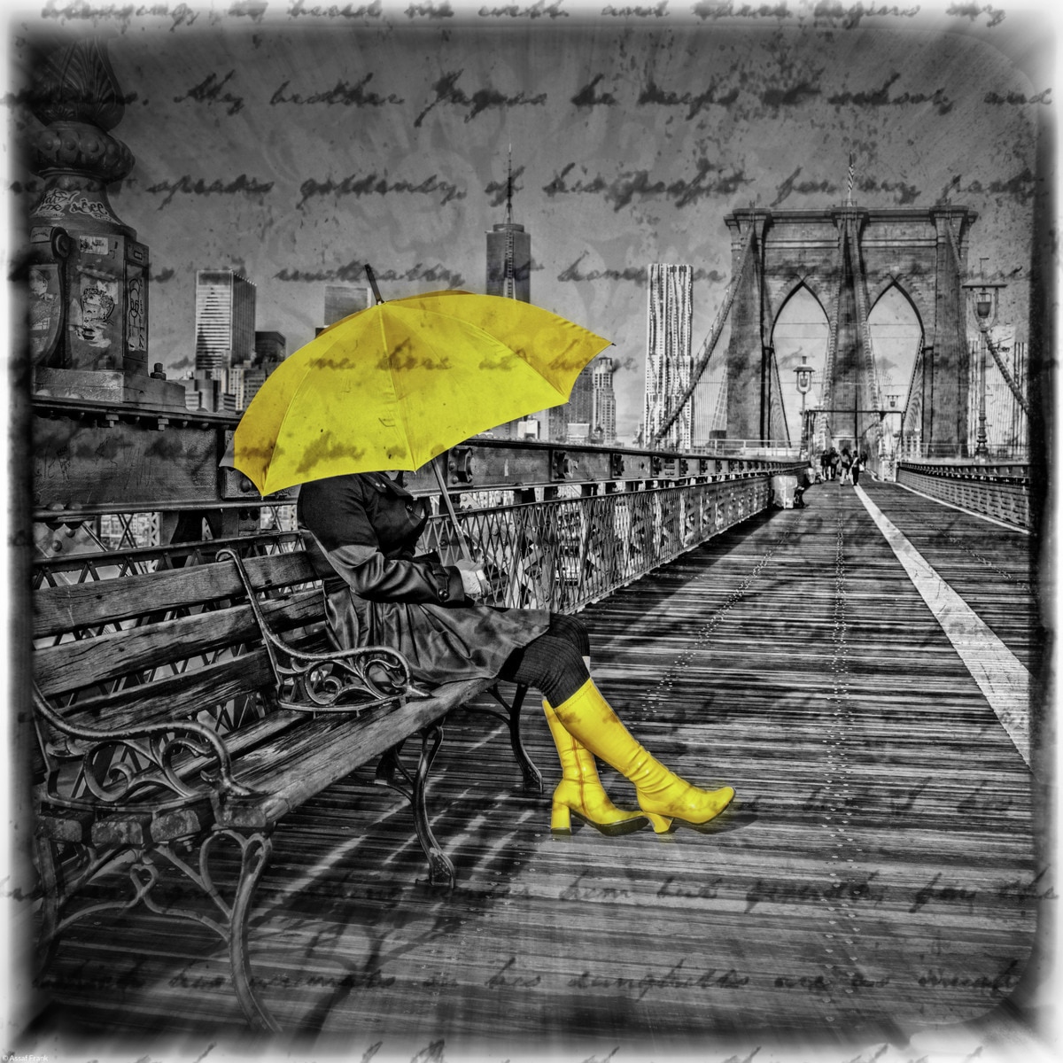 Poster perete, Zakito Posters, 40x40cm Turist de sex feminin cu o umbrela  asezata pe o banca langa o trecere de pietoni pe podul Brooklyn Bridge,  Assaf Frank - eMAG.ro