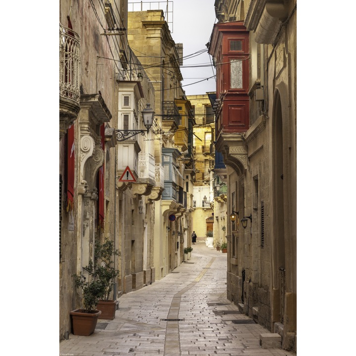 Poster perete, Zakito Posters, 30x45cm O strada ingusta printre casele traditionale malteze din Birgu 2, Assaf Frank