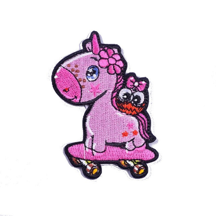 Petic textil brodat Unicornul Surfer cu o bufnita in spate 7.5x5 cm