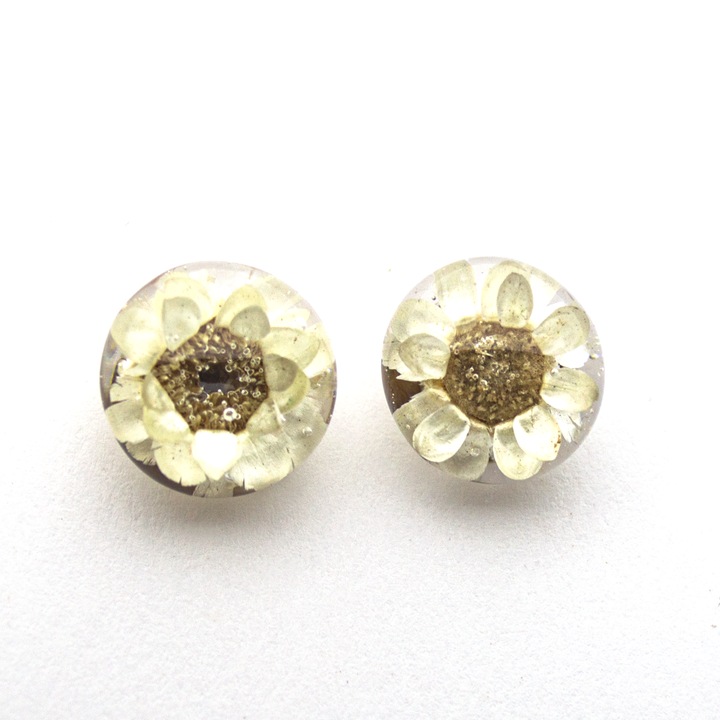 Cercei handmade din rasina, Flori uscate Glixia, Alb, 13 mm
