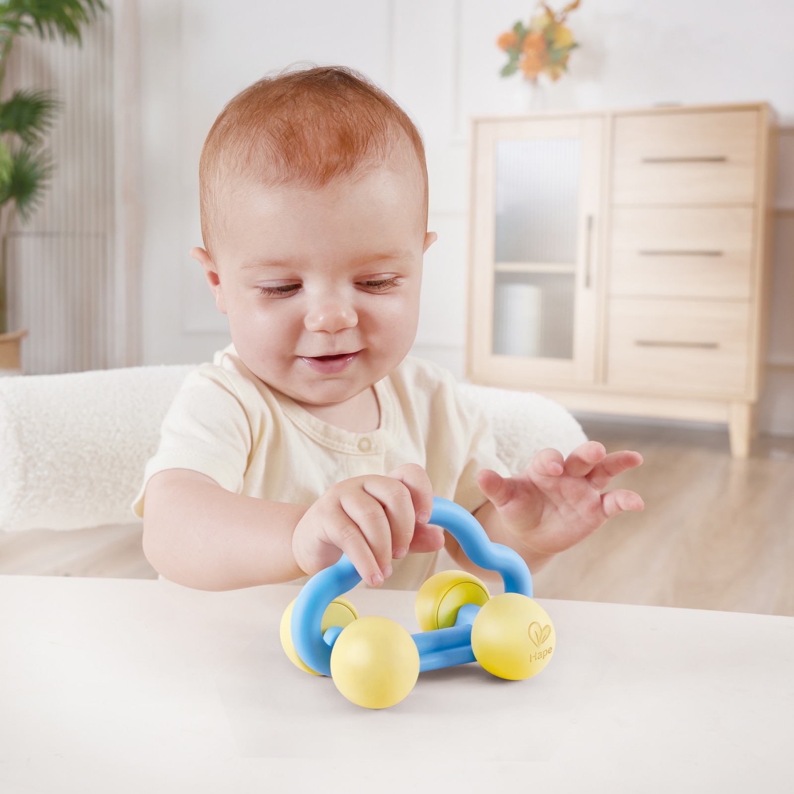 Jucarie pentru dentitie pentru bebelusi 2 in 1, Hape, Masina, 12.5 x 7. ...