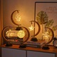 Lampa veghe decorativa, semi-luna, lumina calda, cu glob din rattan, led, 28 cm x15 cm, alb cald