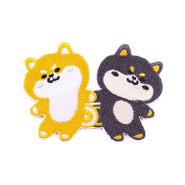 Petic textil brodat Doi caini siamezi 8.1x5.6 cm