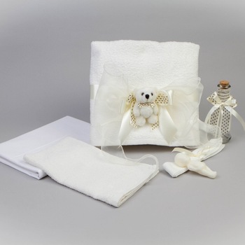 Trusou botez biserica complet decorat cu ursuleti si funde crem Trusou botez biserica complet decorat cu ursuleti si funde crem