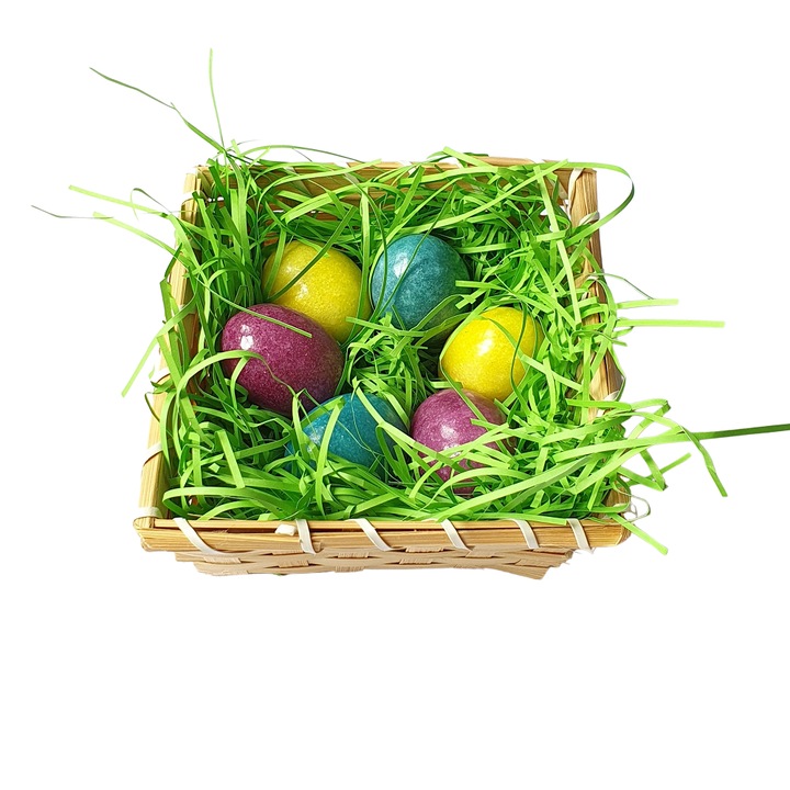 Декоративна аранжировка за Великден, Кошница с цветни мраморни яйца, върху легло от трева, многоцветна