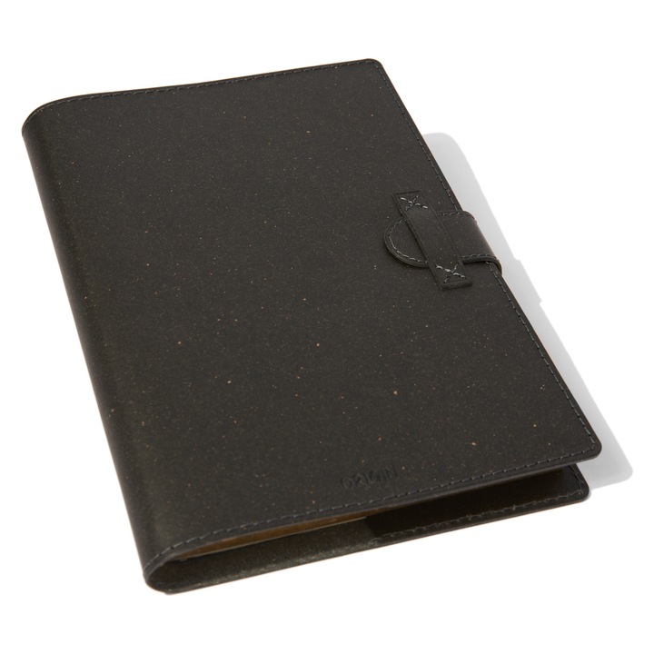 Agenda nedatata, 15 x 21 cm, 240 pagini, cu coperta cartonata, imbracata in husa din piele naturala reciclata, premium, cu clapa, negru