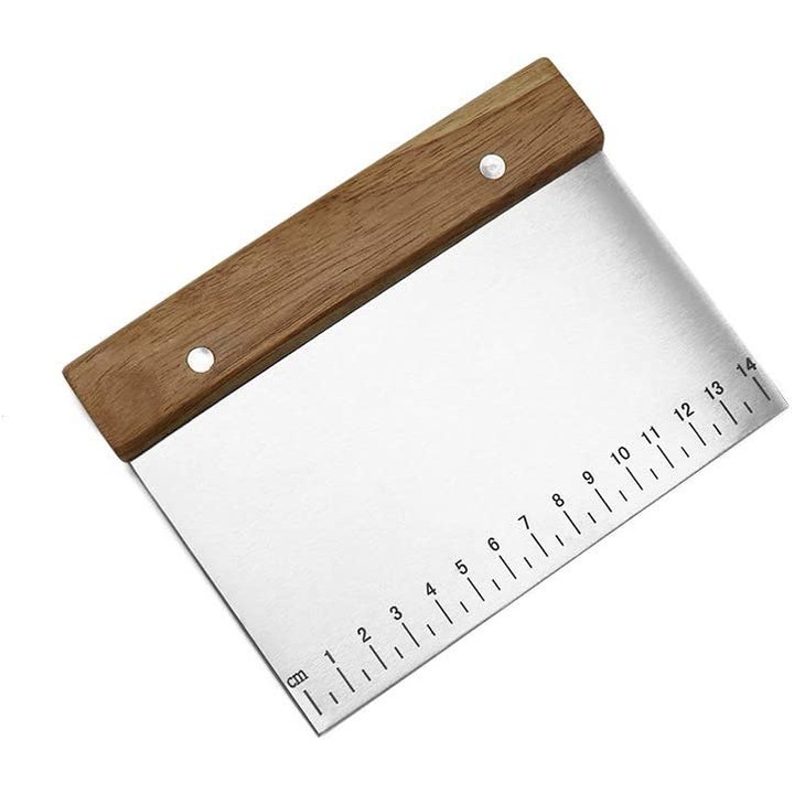 Tésztavágó, fa/rozsdamentes acél, vonalzóval, ezüst/barna