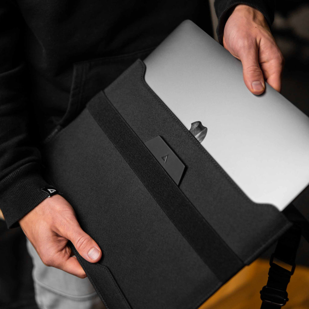 Geanta si husa de protectie pentru Macbook 3in1 14", Deltahub - Formo, negru