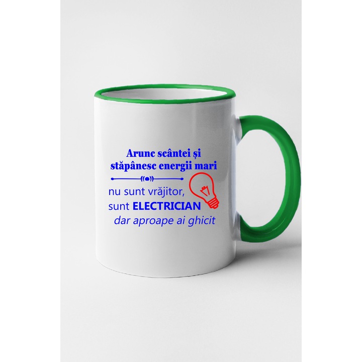Cana personalizata cu imprimeu Arunc scantei si stapanescu energii mari, nu vrajitor, electrician, Ceramica, 330 ml, Maner si interior Verde