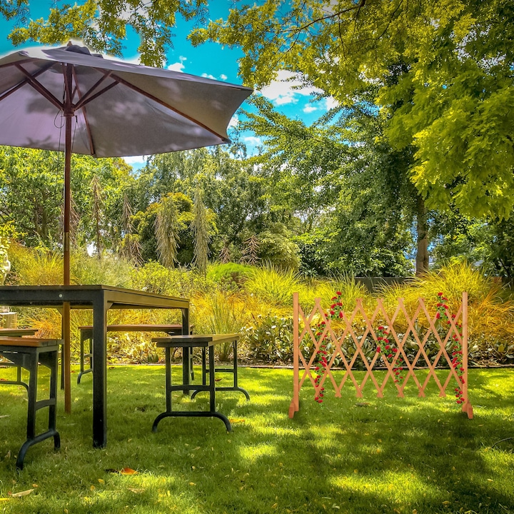 Kerti rácsos kerítés, 73 x 180 x 28-ig bővíthető, fenyőfa, összecsukható, kúszó növényekhez, szőlő, barna