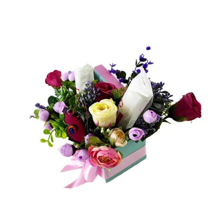 Aranjament floral Princess, cu flori si plante artizanale, trandafiri, eucalipt, fluturas si praline Raffaello, Velve, Inaltime 19 cm, Mov
