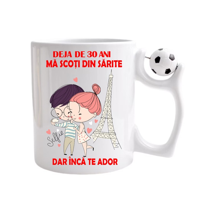 Cana personalizata cu imprimeu Deja de 30 ani ma scoti din sarite dar inca te ador model 2, Ceramica, 330 ml, Maner minge fotbal