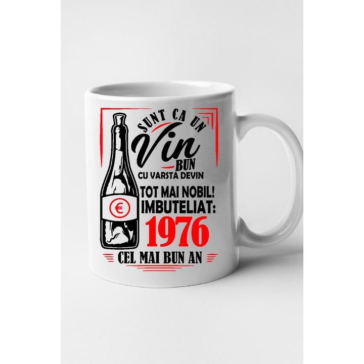 Cana personalizata cu imprimeu Sunt ca un vin bun, cu varsta devin tot mai nobil! imbuteliat: 1976, Ceramica, 330 ml, Maner si interior Alb