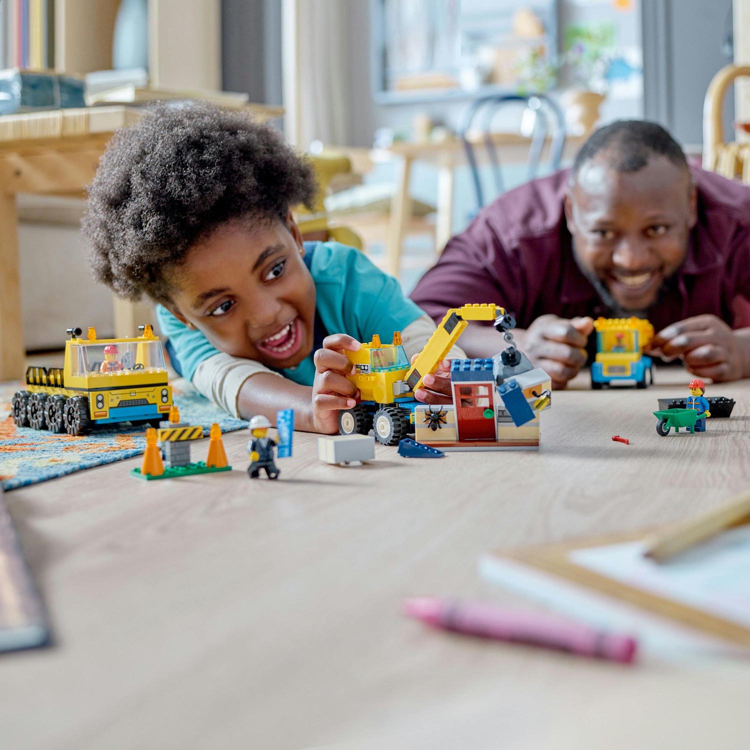 LEGO® City - Camioane de constructie si macara cu bila pentru