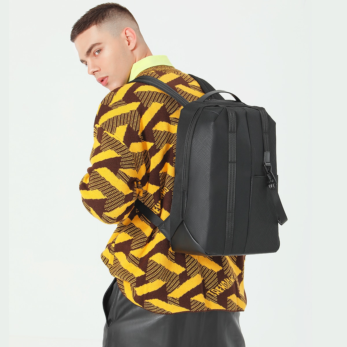 Rucsac laptop 13.3", sport casual, din material impermeabil rigid, cu buzunar antifurt, Tigernu, 30x14x43 cm, Negru