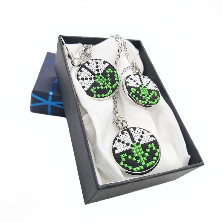 Set bijuterii inox broderie traditionala, model floral brusture, 2 piese, 2 cm