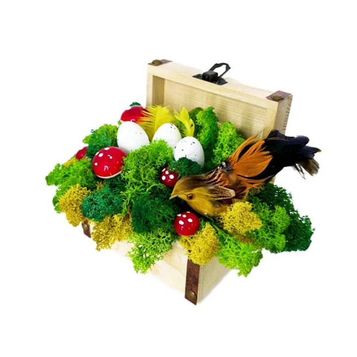Decoratiune handmade cu licheni stabilizati si elemente de decor, oua, gainusa si ciupercute, in cufar de lemn, Velve, 12x8 cm