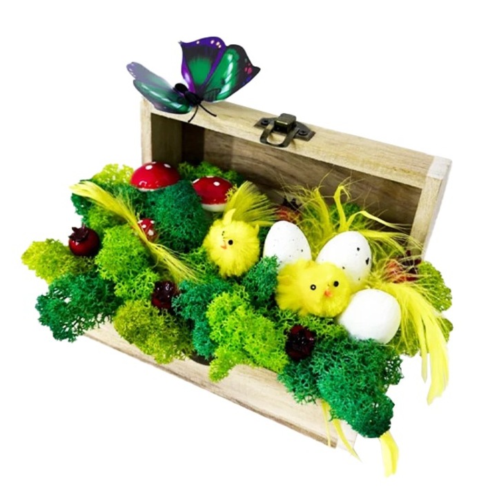 Decoratiune handmade cu licheni stabilizati si elemente pentru decor cu oua, puisori si ciupercute, in cufar de lemn, Velve, 15x7 cm