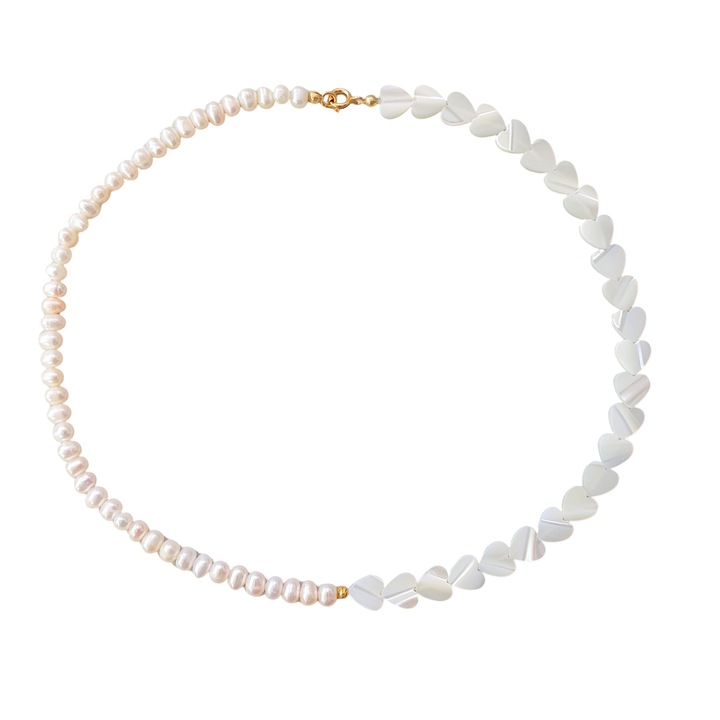 Колие от бели култивирани перли(4х5 мм) и седефени сърца(8х9 мм)