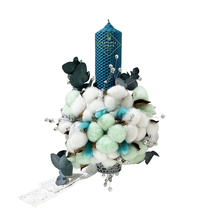 Aranjament lumanare de botez Gardinea Domain® turquoise din ceara naturala de albine cu bumbac si flori naturale stabilizate, decor dantela