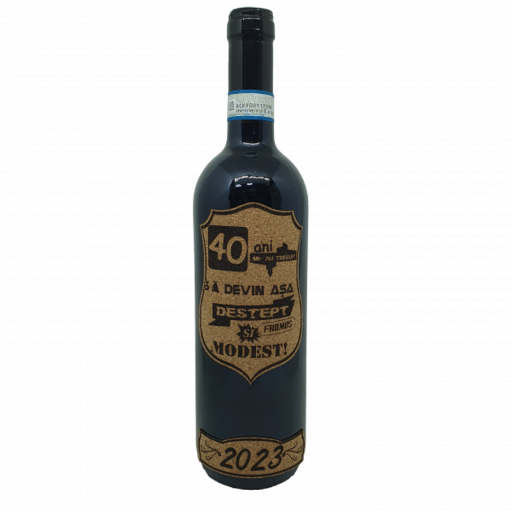 Sticla cu vin personalizata cu mesaj, 40 de ani mi-au trebuit sa devin asa destept, editie limitata, rosu predellea abruzzo, sec, 700 ml, 12.5% alcool